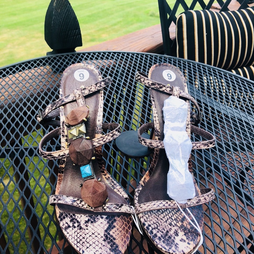 New w/box Sandals